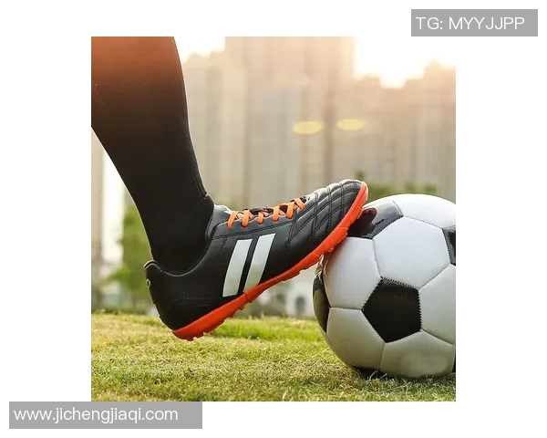选择合适的足球鞋宽窄对提升球场表现的重要性分析